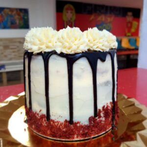 Tarta con decoración sencilla de Red Velvet